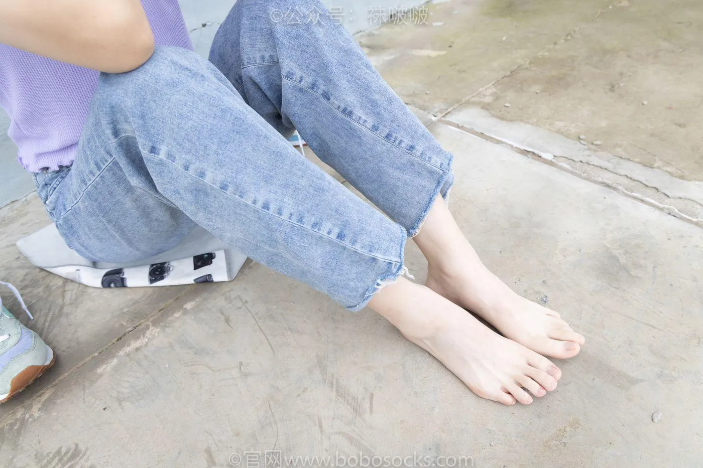 [BoBoSocks袜啵啵]NO.020 熊熊-NB运动鞋、蓝色短棉袜（踩脏）、裸足 [150P]插图5
